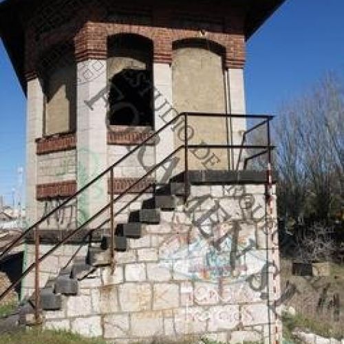 Documentación fotográfica de edificios modernos antes de su destrucción. Caseta guardagujas, León.